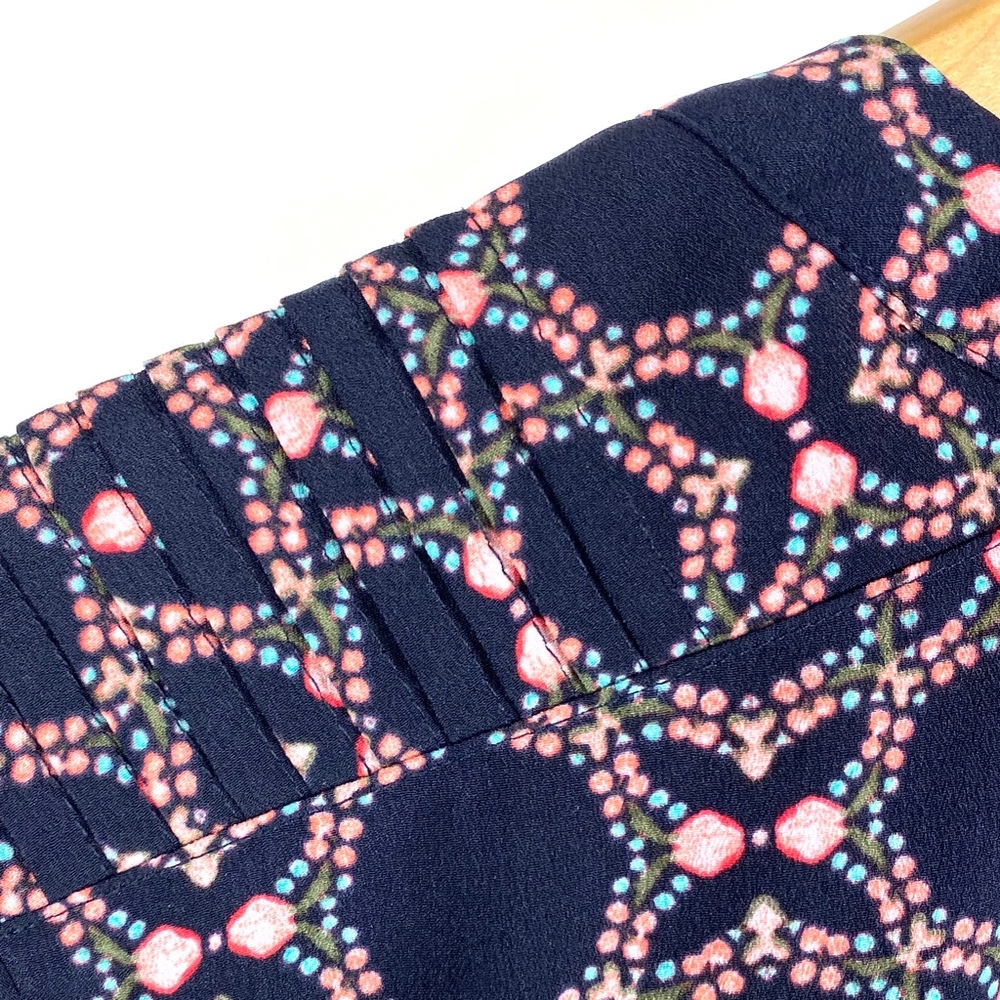 Croft & Barrow Women's Blue Button Up Top 1198 - Picture 3 of 6